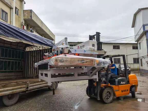 全自動(dòng)2400型巖板數控三刀切割機